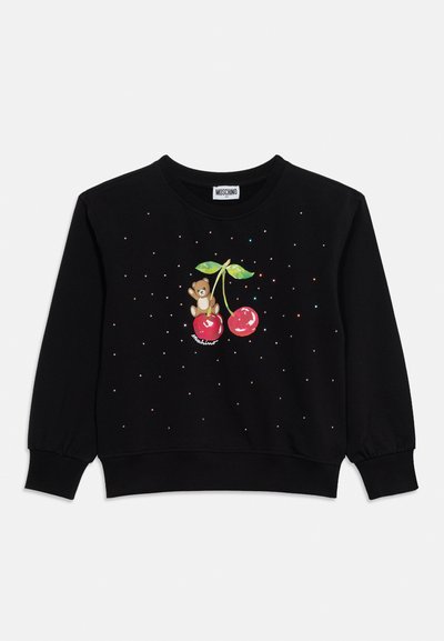 Μαύρο φούτερ με μακριά μανίκια, με τύπωμα δύο κερασιών και ενός μικρού αρκουδάκι, περιτριγυρισμένο από μικρές διάσπαρτες λαμπερές κουκκίδες.