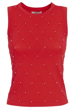 Top sin mangas de color rojo en tela acanalada con patrón de diamantes; adornado con pequeños tachuelas plateadas como detalle. Diseño de cuello redondo.