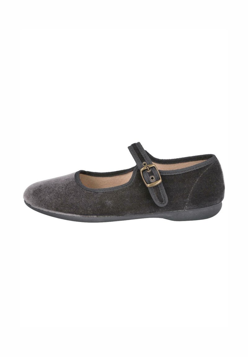 Zapato Mary Jane de terciopelo negro con punta redondeada, suela plana y una correa lateral con detalle de hebilla metálica. Textura suave, diseño minimalista.