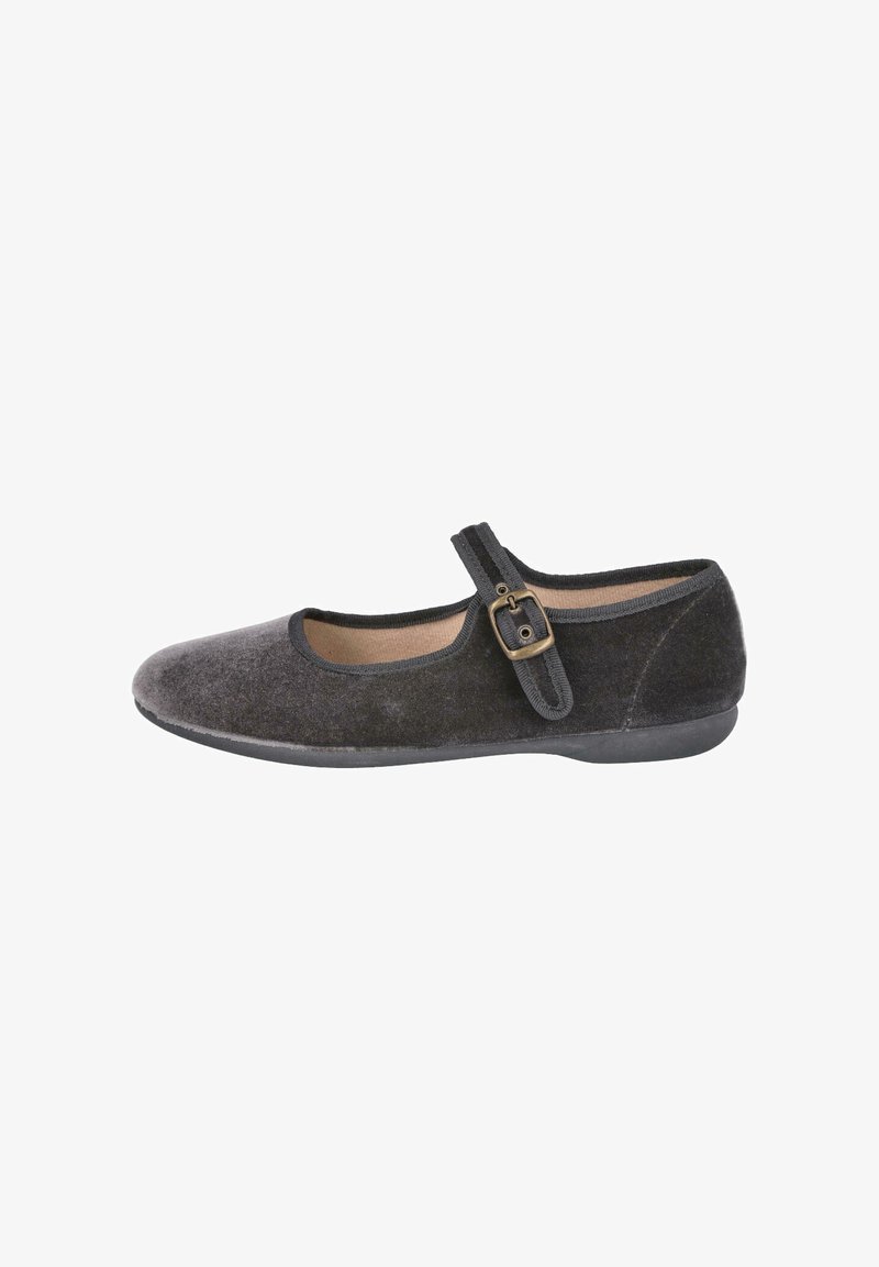 Zapato Mary Jane de terciopelo negro con punta redondeada, suela plana y una correa lateral con detalle de hebilla metálica. Textura suave, diseño minimalista.