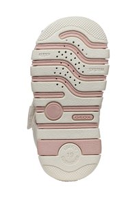 Suela de zapatilla infantil con agarre texturizado en rosa y blanco, orificios de ventilación y inscripciones "GEOX", "FLEX SYSTEM" y "SOFTLY CUSHIONED 19".
