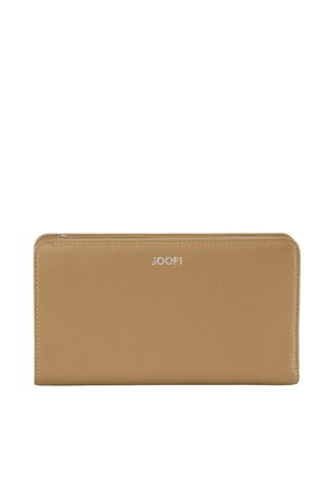 Tan lederen portemonnee met een gladde textuur, voorzien van een glanzend zilveren logo "JOOP!" dat aan de voorkant is geperst en een rits die langs de bovenrand loopt.