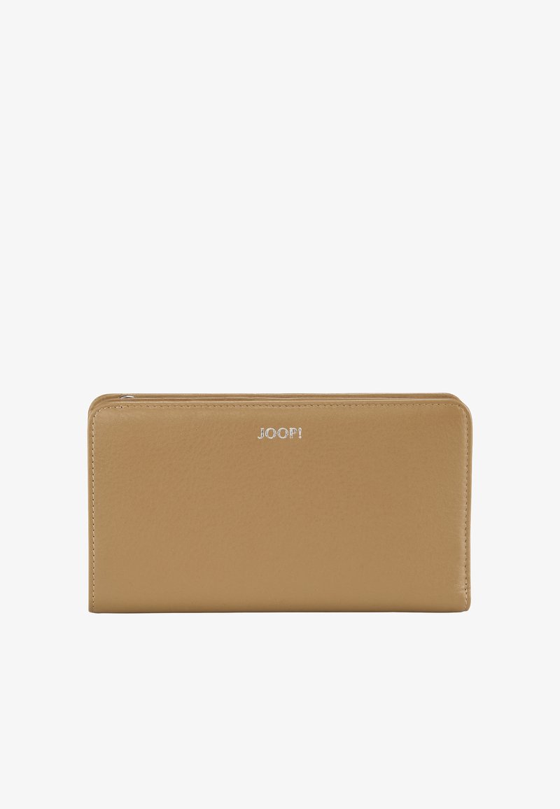 Tan lederen portemonnee met een gladde textuur, voorzien van een glanzend zilveren logo "JOOP!" dat aan de voorkant is geperst en een rits die langs de bovenrand loopt.