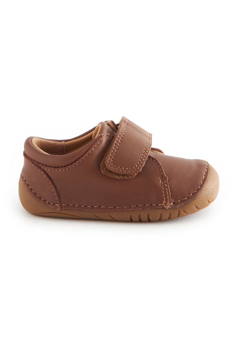 Chaussure en cuir marron pour tout-petits avec une bande Velcro, bout arrondi, surface texturée douce et semelle en caoutchouc avec des détails de semelle.