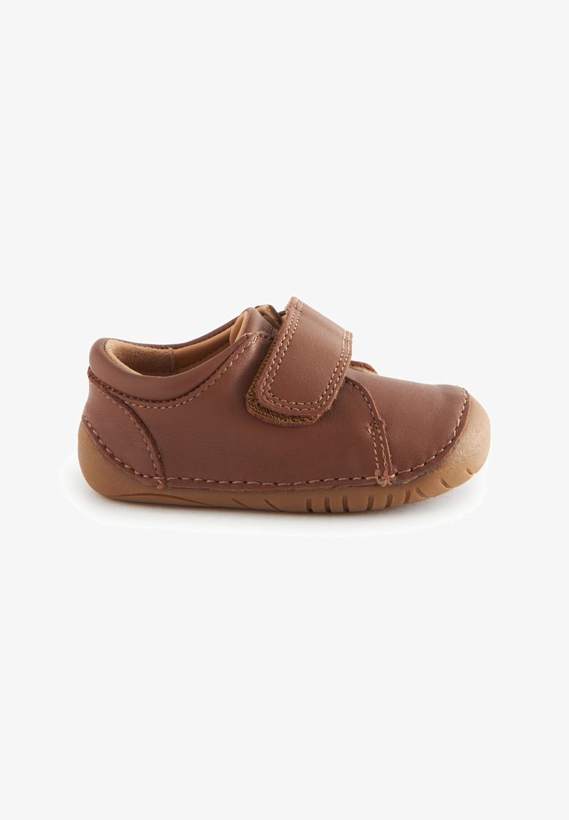 Braunes Leder-Kinder Schuh mit einem Klettverschluss, runder Spitze, weicher, strukturierter Oberfläche und gummierter Sohle mit Rillenmuster.