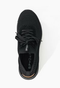 Sneaker nera con una tomaia in mesh traspirante, punta rotonda, lacci piatti, soletta ammortizzata e suola in gomma testurizzata per migliorare la presa.