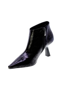 Stivaletto alla caviglia in pelle nera con punta appuntita, cerniera laterale e tacco a blocco, mostrato su sfondo bianco.