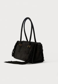 Schwarz Wildlederhandtasche mit langen, strukturierten Fransen, zwei stabilen Griffen und goldenen Hardware-Details. Rechteckige Form mit weichem Finish.