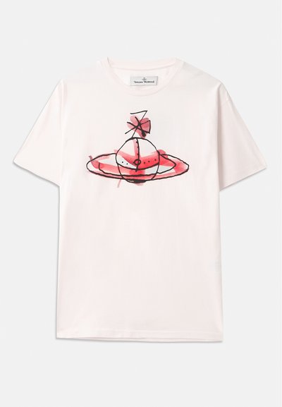 Camiseta de manga corta de color rosa con un estampado gráfico de un planeta y un lazo. El diseño utiliza líneas rojas y negras con un efecto de acuarela.