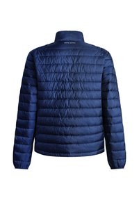 Marineblå pufferjakke med vandret syninger og stående krave. Har elastiske ærmer og "PEPE JEANS" logo nær kraven.