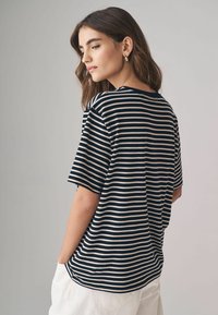 THE SET RELAXED SHORT SLEEVE 5 PACK - Jednoduché tričko - black berry red taupe brown white stripe