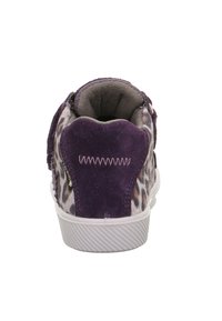 Lila Wildledersneaker mit Tierdruckakzenten, abgerundetem Absatz und weißer Gummisohle. Verfügt über einen Reißverschluss und strukturierte Stoffdetails.