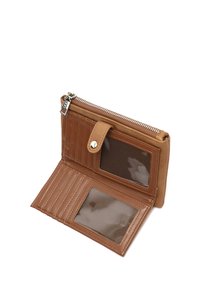 Portafoglio in pelle marrone con chiusura a zip, scomparti interni per carte e due finestre trasparenti per documenti d'identità. La cucitura verticale aggiunge texture.