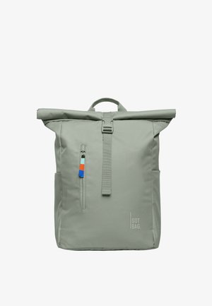 Hellgrauer Rolltop-Rucksack mit vorderer vertikaler Reißverschlusstasche, ausgestattet mit mehrfarbigen Zipper-Anhängern und "GOT BAG"-Logo in der unteren rechten Ecke.