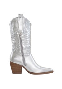 Botas de vaquero metálicas plateadas con puntera puntiaguda, cremallera lateral y tacón marrón apilado. Presenta un diseño grabado en el caña.