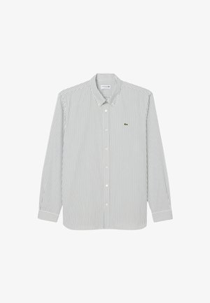 Camisa de manga larga a rayas con cuello abotonado, que presenta finas rayas verticales blancas y verdes, y un pequeño logo verde en el pecho.