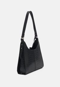 Czarna torebka w wzór krokodyla o gładkiej fakturze, z pojedynczym regulowanym paskiem i akcentami w kolorze złotym.