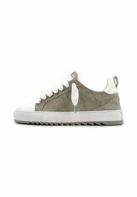 Suède en leren sneakers in lichtgrijs en wit. Heeft dikke witte veters, een gestructureerde neuskap en een uitgesproken rubberen zool.