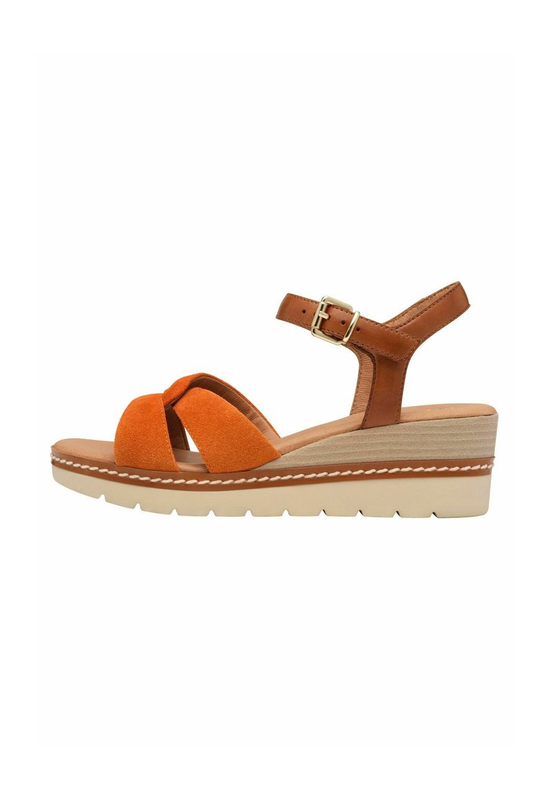 Sandalias de cuña de ante naranja y cuero marrón con un diseño de tiras cruzadas, hebilla ajustable en el tobillo y suela de plataforma en capas.