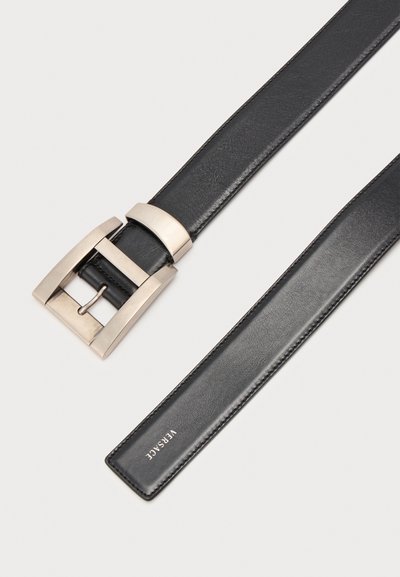 Ceinture en cuir noir avec une boucle rectangulaire argentée et une boucle métallique, affichant le nom de la marque Versace en petites lettres argentées.