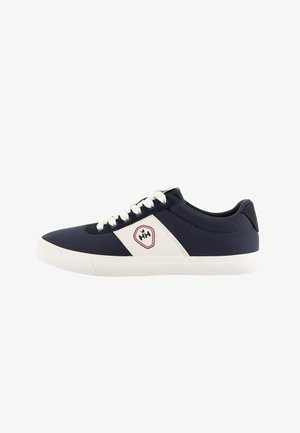 Sneakers blu navy con accenti bianchi, tessuto testurizzato, punta rotonda e lacci bianchi. Presentano un logo sul lato e una suola piatta in gomma.