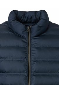 Mørkeblå pufferjakke med høj krave, vandret quiltet design og en frontlynlås. Fremstillet af et glat, syntetisk materiale.