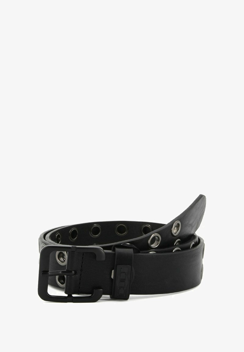 Cintura in pelle nera con grommet in metallo e una fibbia nera opaca. Il design include una texture liscia e un'estremità affusolata.