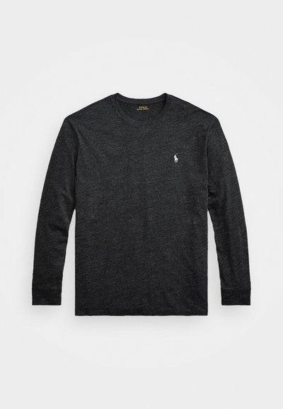 Donkergrijze lange mouw shirt van een gladde stof, met een ronde hals en een klein wit polo-logo op de linkerkant van de borst. Gladde textuur, casual pasvorm.