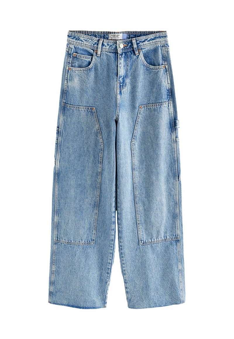 Jean denim bleu clair à jambes larges avec des renforts aux genoux à l'avant et une boucle de poche utilitaire latérale.