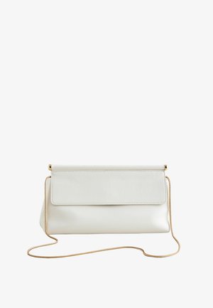 Pochette en cuir blanc avec fermeture à rabat et fine chaîne dorée, présentée sur un fond blanc.