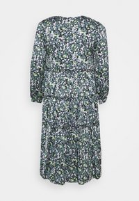 Blumenkleid mit langen Ärmeln, gestuftem Design, dunklem Hintergrund und kleinen lila, grünen und weißen Blumen. Mit einem Rückenschluss mit Knopf.
