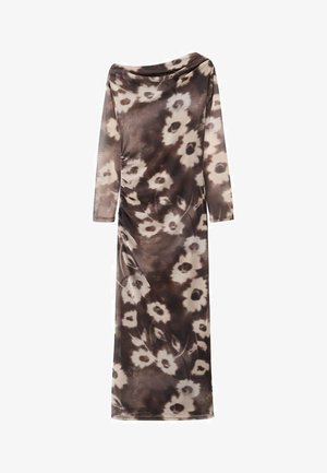 Abito lungo realizzato in un tessuto morbido e fluido, con un motivo floreale marrone e crema, dotato di maniche lunghe e scollatura rotonda.
