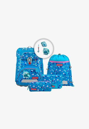 Blauw rugzakset met polkadots bevat een grote rugzak, een tasje met trekkoord, een etui, een portemonnee en een sleutelhanger, allemaal met vergelijkbare patronen en kleuren.