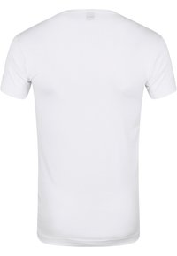 Witte t-shirt met korte mouwen en een ronde halslijn, gemaakt van een gladde stof. Het shirt heeft een merketiket aan de achterkant van de hals. Eenvoudig ontwerp, zonder patronen.