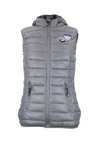 Gilet sans manches à capuche en tissu matelassé gris, avec fermeture éclair à l'avant, deux poches zippées et des patches sur le thème de la montagne sur la poitrine.