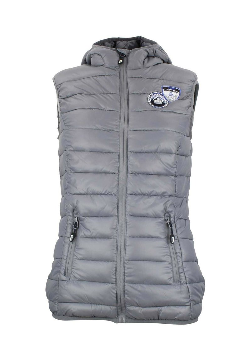 Gilet sans manches à capuche en tissu matelassé gris, avec fermeture éclair à l'avant, deux poches zippées et des patches sur le thème de la montagne sur la poitrine.