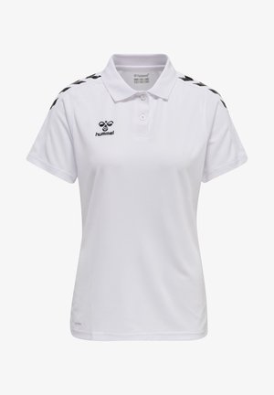 Witte polo gemaakt van ademende stof, met een kraag, drie knopen en een zwart Hummel-logo en chevronpatroon op de schouders.