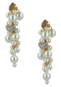 Lange hangende oorbellen met meerdere maten witte parels en een decoratieve hartvormige accent met blauwe edelstenen, gezet in goudkleurig metaal.