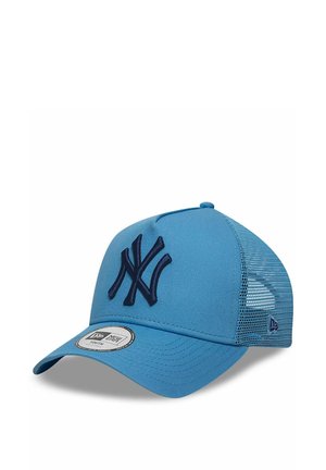 Lichtblauwe baseballpet met donkerblauw NY-logo, mesh achterpanelen, gebogen klep en New Era-merksticker aan de voorkant.