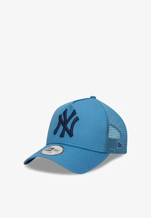 Lichtblauwe baseballpet met donkerblauw NY-logo, mesh achterpanelen, gebogen klep en New Era-merksticker aan de voorkant.