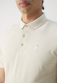 Peak Performance CLASSIC - Poloskjorter - sand fog
