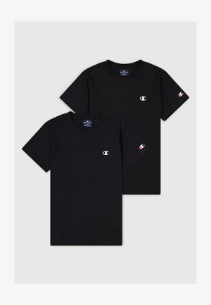 Dve črne bombažne majice s okroglimi izrezom in kratkimi rokavi. Vsaka ima majhen bel logotip na prsih in barvni logotip na rokavih.