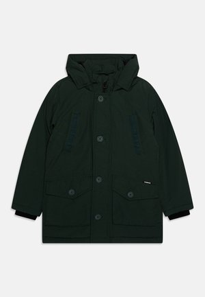 Dunkelgrüne Kapuzenparka-Jacke mit Knopfleiste, zwei Fronttaschen und gerippten Bündchen. Glatte Textur mit dezenten Designdetails.