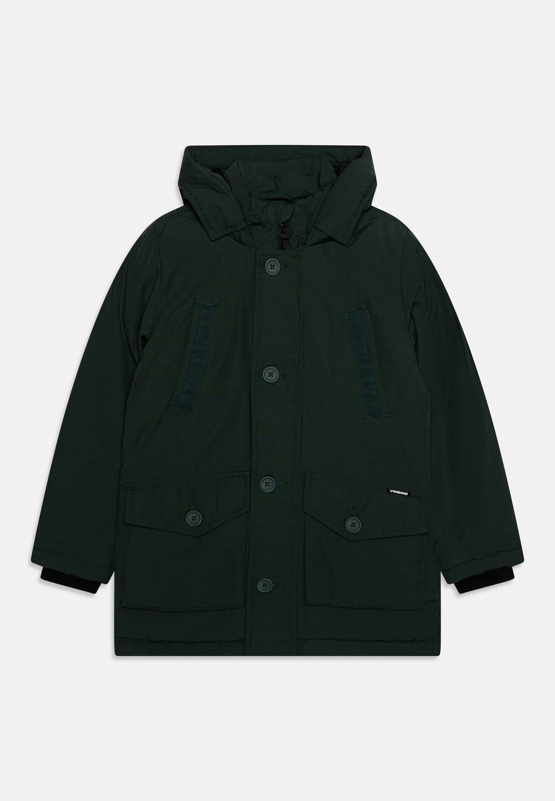 Giacca parka con cappuccio verde scuro, caratterizzata da chiusura a bottone, due tasche frontali e polsini a costine. Texture liscia con dettagli di design discreti.