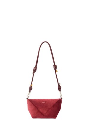 Rød ruskindshåndtaske med et trekantet design, et læderrem med knyttede detaljer og guldfarvet hardware.