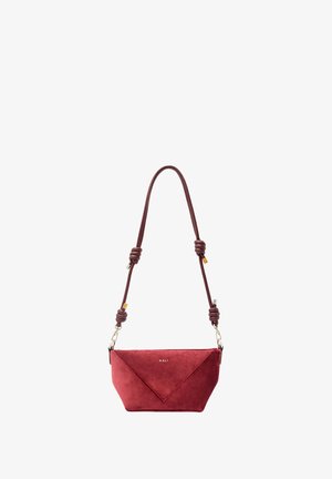 Sac en cuir suédé rouge avec un design triangulaire, une bandoulière en cuir avec des accents noués et des détails en métal doré.