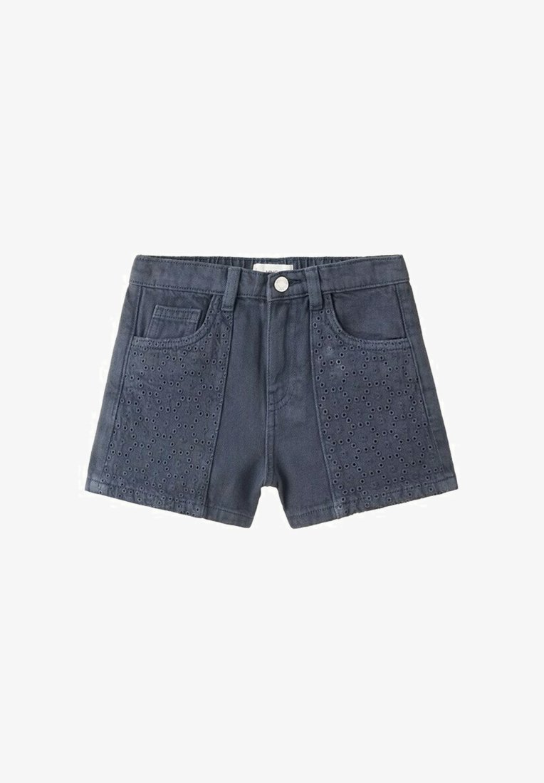 Shorts en denim gris foncé avec poches avant ornées de broderies florales ajourées et une fermeture à bouton à la taille.