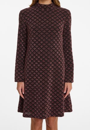 Robe à manches longues de couleur bordeaux foncé avec un motif en forme de losanges texturés, dotée d'un col montant et d'une jupe évasée.