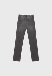 Vaqueros de mezclilla gris con un diseño de pierna recta, que cuentan con dos bolsillos traseros y una etiqueta en la cintura. Tejido texturizado con un acabado desgastado.