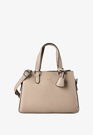 Bolso de cuero beige texturizado con dos asas, correa de hombro ajustable y pequeña etiqueta con la marca colgando cerca de las asas.